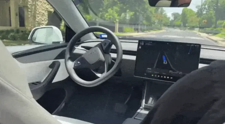 Pogledajte kako vozi Teslin robotaksi: Prepoznaje znakove, ali zna se pogriješiti