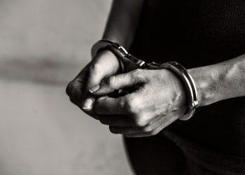 Drama u splitskoj policiji: Tražio da ide na WC pa nožem izbo policajca