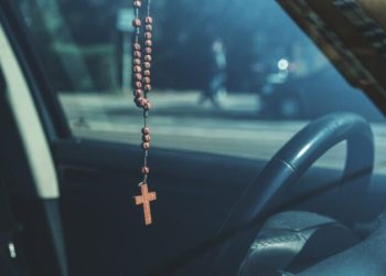Krunica na retrovizoru: Vjerski simbol ili prepreka u vožnji?