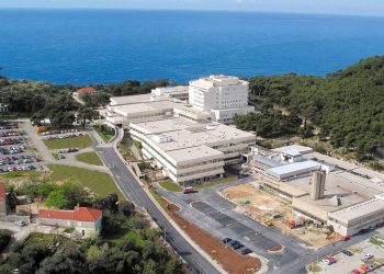 Žena na Korčuli rodila sama i ostavila bebu u košari, dijete prebačeno helikopterom u Split