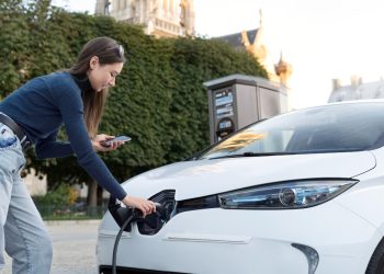 Spajate električni auto na običnu utičnicu? Ovo morate znati