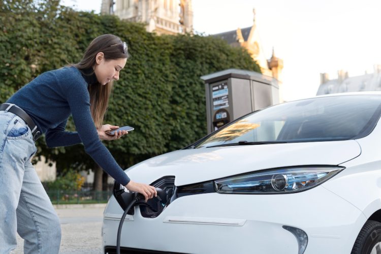 Spajate električni auto na običnu utičnicu? Ovo morate znati