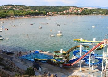 Detalji nesreće na Rabu: Curica (3) pala s tobogana na beton i poginula