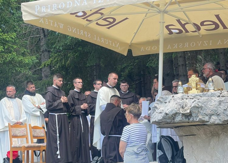 Tisuće hodočasnika na Kedžari obilježilo Divin dan uz polaganje redovničkih zavjeta