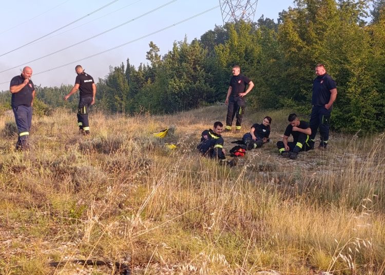 Požar iznad Ljutog Doca prijetio selu: Nadljudskim naporima vatrogasaca i mještana stavljen pod kontrolu