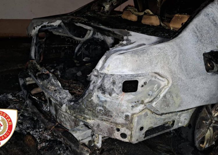 Mostar: Drugu noć zaredom izgorio automobil, ovaj put na Rudniku