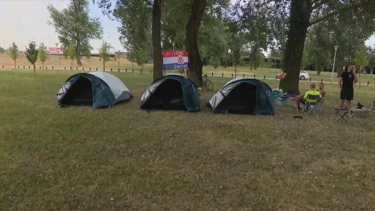 Nema kreveta? Livnjaci podigli “hotel pod zvijezdama” na Bundeku