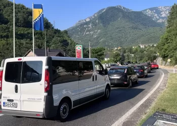 Pojačan promet širom BiH: Gužve prema jugu i duge kolone na graničnim prijelazima