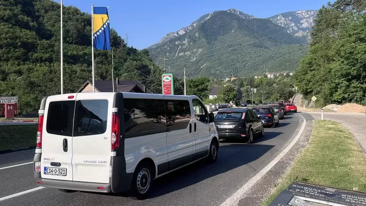 Pojačan promet širom BiH: Gužve prema jugu i duge kolone na graničnim prijelazima