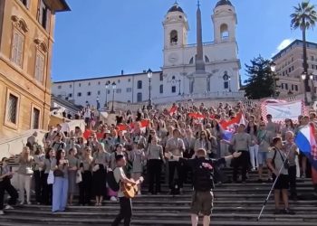 (VIDEO) Pogledajte kako izgleda kad stotine mladih Hrvata u srcu Rima pjeva “Ako ne znaš šta je bilo”