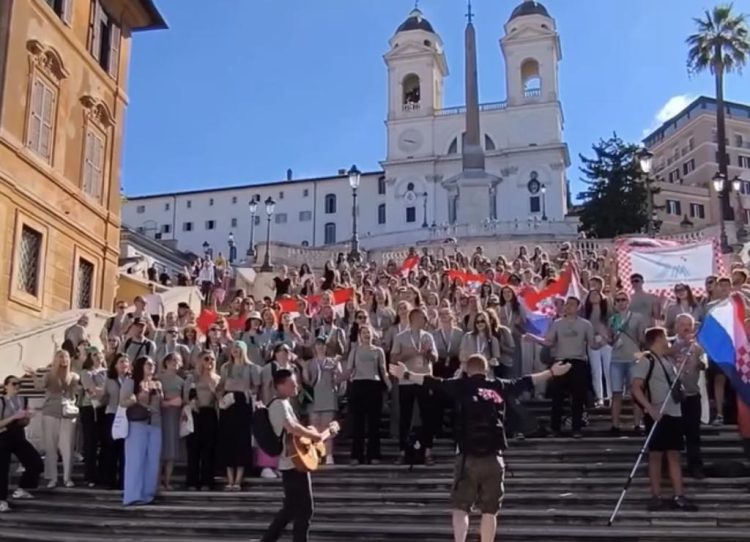(VIDEO) Pogledajte kako izgleda kad stotine mladih Hrvata u srcu Rima pjeva “Ako ne znaš šta je bilo”