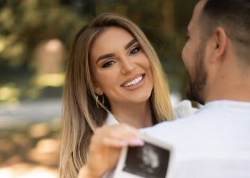 Širokobriješka pjevačica otkrila predivnu vijest, postaje mama