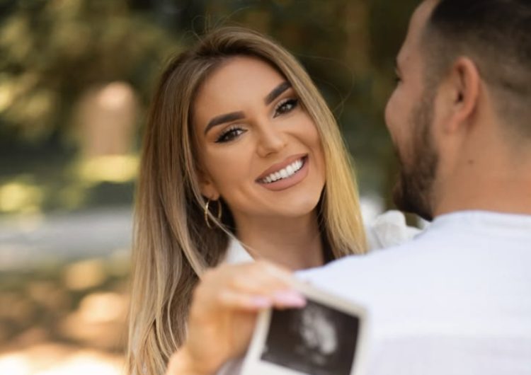 Širokobriješka pjevačica otkrila predivnu vijest, postaje mama