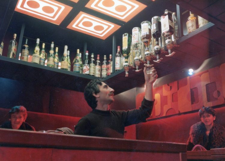 Digitalni arhiv Široki Brijeg objavio zanimljivu fotografiju “Caffe Reza” iz 1982.