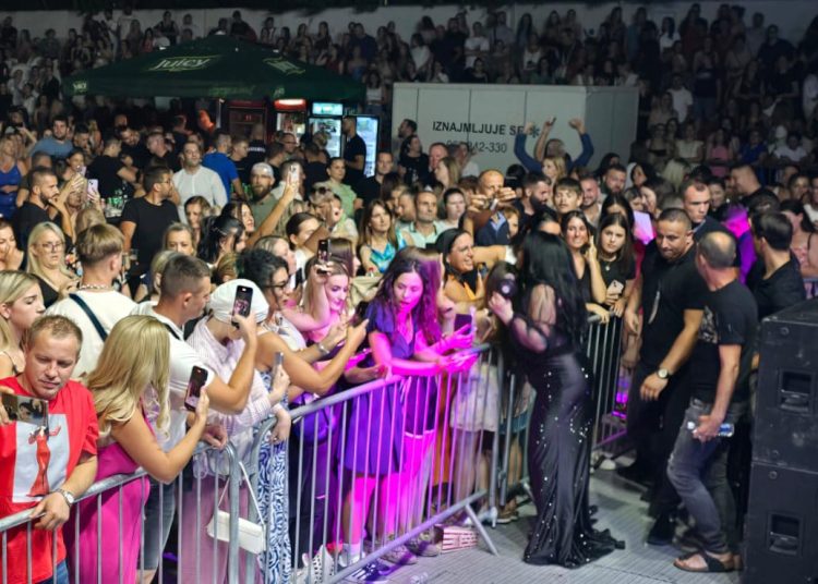 Trosatnim spektaklom Dragana Mirković oduševila i ganula Mostar