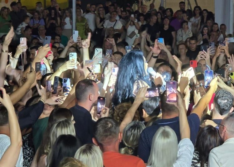 Trosatnim spektaklom Dragana Mirković oduševila i ganula Mostar