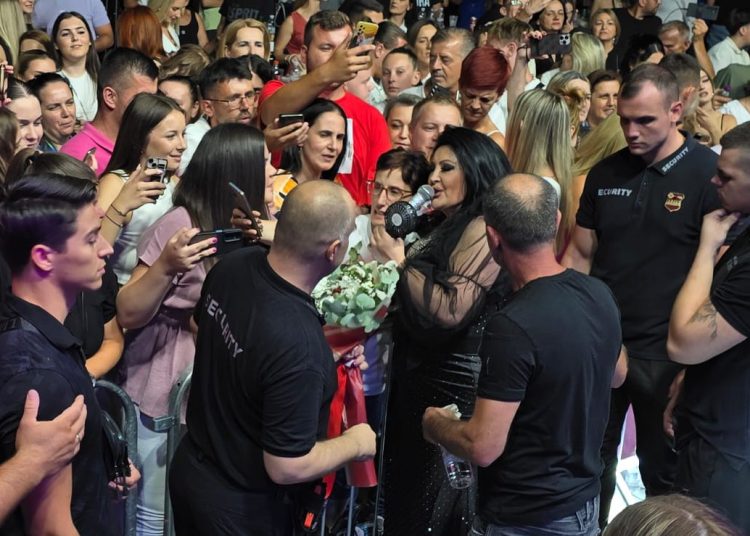 Trosatnim spektaklom Dragana Mirković oduševila i ganula Mostar