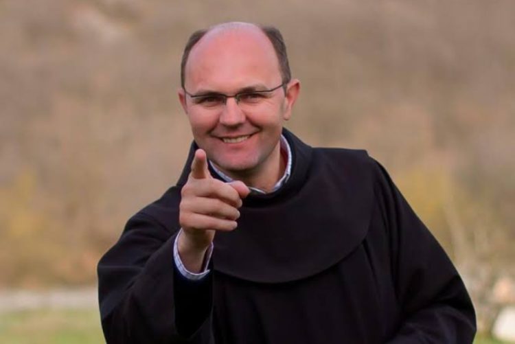 Fra Mario Knezović: Nad hrvatima anđeli, nad Srbima pendreci!
