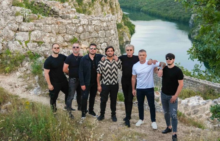 Hrvatske Ruže i Josip Ivančić oduševili domoljubnim hitom