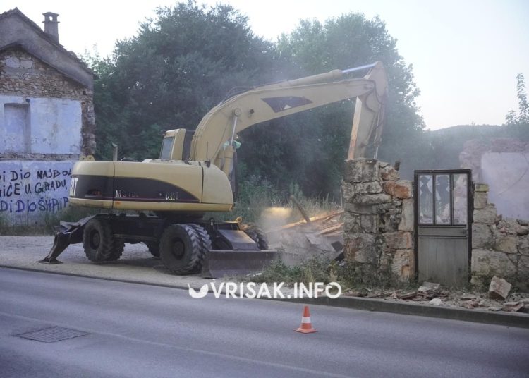 Široki Brijeg: Jutros srušen dio “Soptinih kuća”