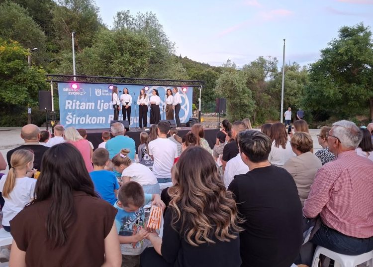 Klape i bećari spojili Dalmaciju i Hercegovinu na A capella večeri u Borku