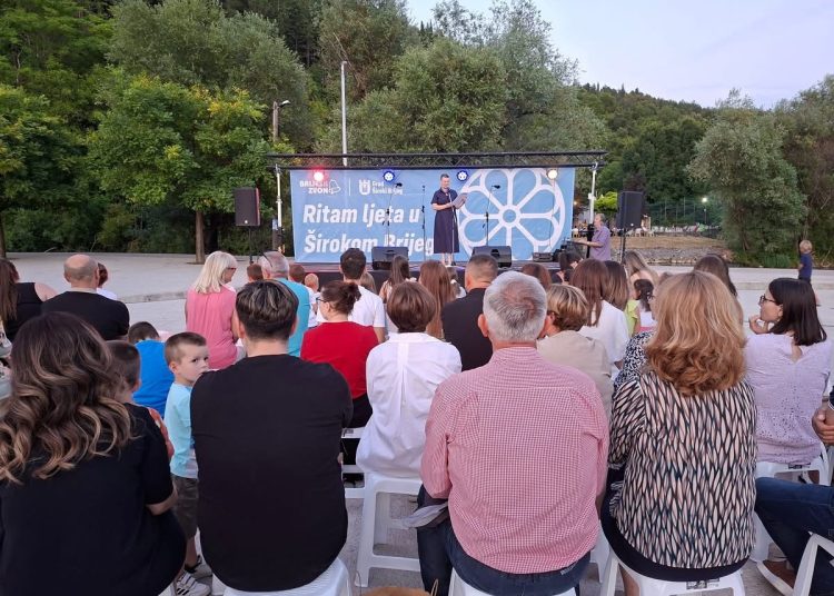 Klape i bećari spojili Dalmaciju i Hercegovinu na A capella večeri u Borku