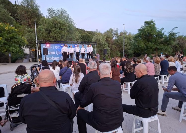 Klape i bećari spojili Dalmaciju i Hercegovinu na A capella večeri u Borku
