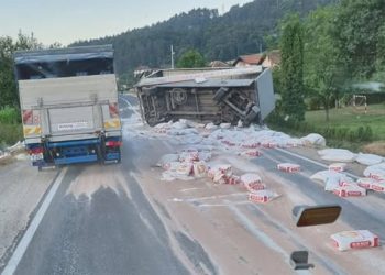 Maglaj: Prevrnuo se kamion s brašnom, promet otežan