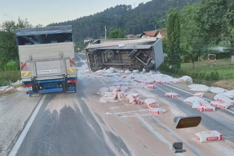 Maglaj: Prevrnuo se kamion s brašnom, promet otežan