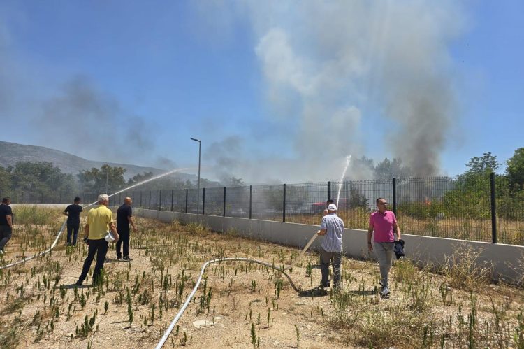 Požar na Bišću Polju: Vatrogascima pomoć pružaju i djelatnici HP Mostar