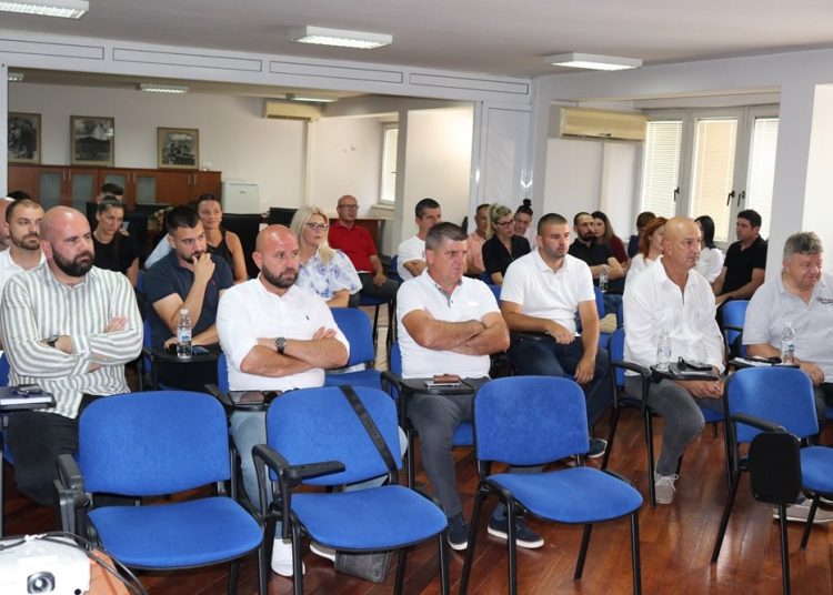 GV Ljubuški: Prvašićima novčane potpore, a učenicima besplatan prijevoz