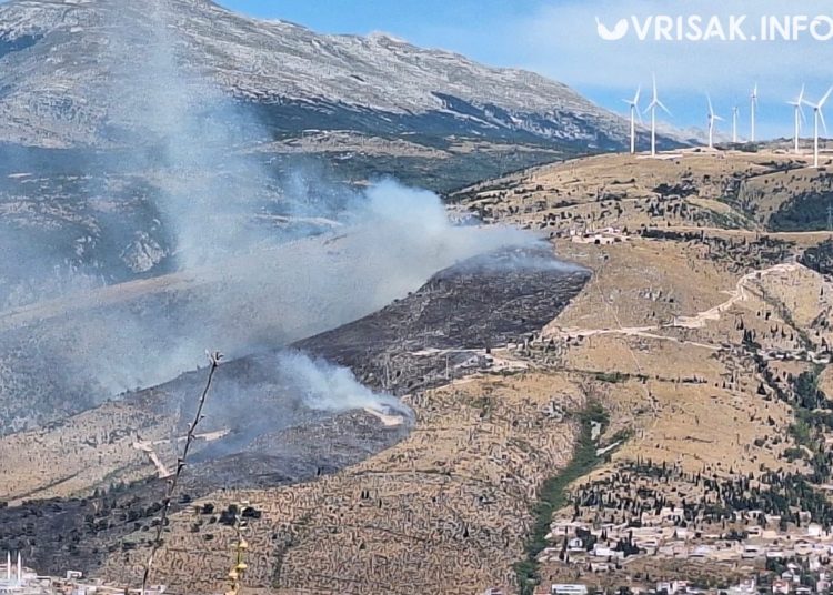 Požar u Mostaru, svi raspoloživi vatrogasci na terenu