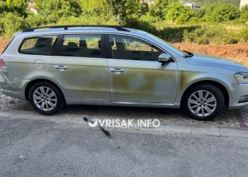 Gorio automobil policijskog službenika kod PU Široki Brijeg
