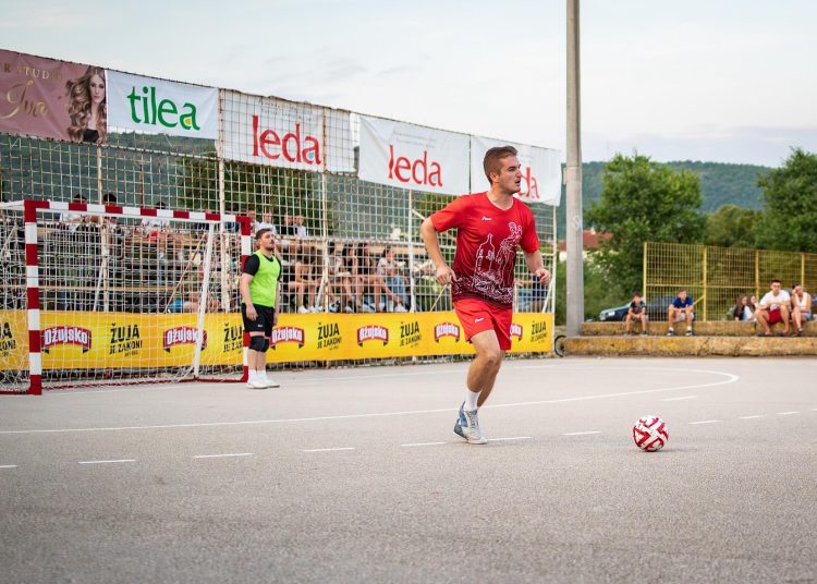 Remi Ciglane Gradac i Dobrkovića, Jare slavile protiv Uzarića, Privalj protiv DPGD