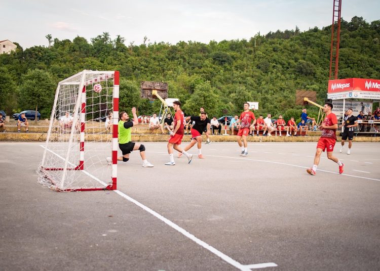 Remi Ciglane Gradac i Dobrkovića, Jare slavile protiv Uzarića, Privalj protiv DPGD