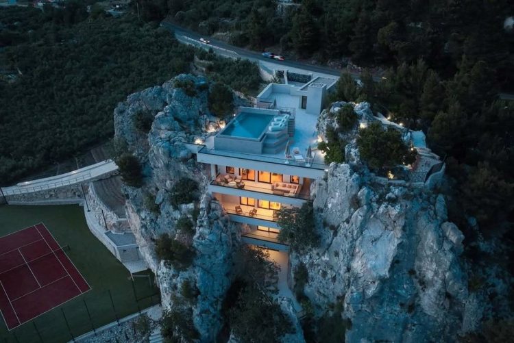 Ljubušanka vlasnica vile isklesane u stijeni kod Makarske, pogled s terase je nestvaran