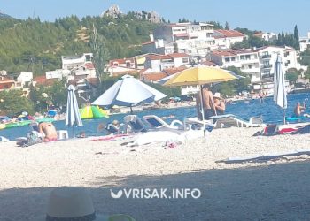 Muškarac iz Mostara preminuo u moru, tijelo satima ležalo ispod suncobrana