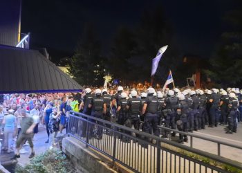 Napeto u Srbiji: Prosvjednici probili policijski kordon, policija žestoko odgovorila
