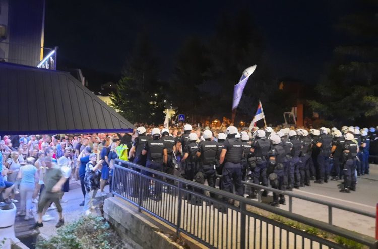 Napeto u Srbiji: Prosvjednici probili policijski kordon, policija žestoko odgovorila