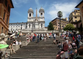 Zaboravio gdje je? Starac Mercedesom “parkirao” na Španjolskim stubama u Rimu