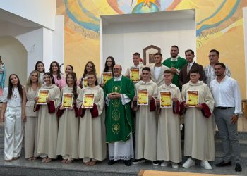 Posušje: Deset krizmanika u Sutini primilo pečat dara Duha Svetoga