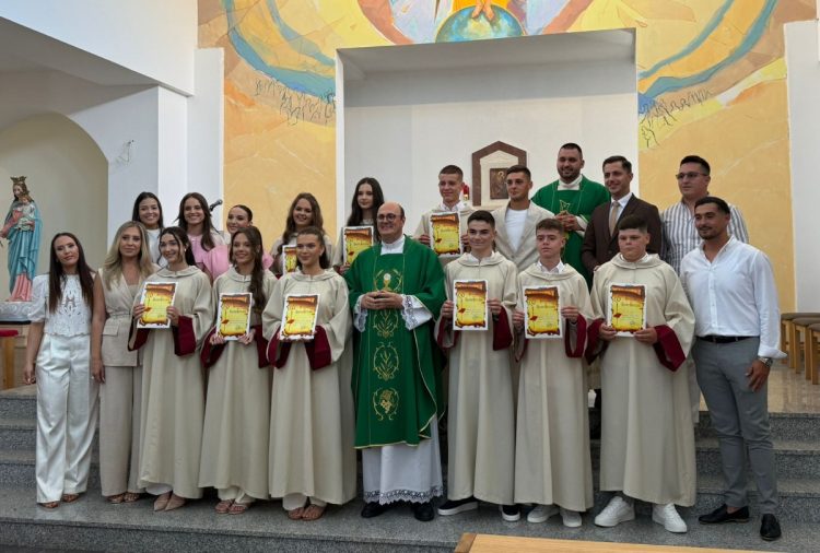 Posušje: Deset krizmanika u Sutini primilo pečat dara Duha Svetoga