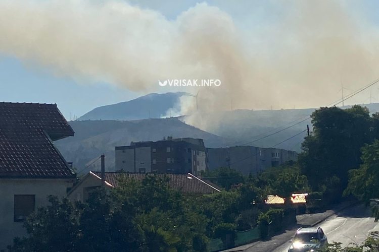 Požar u Mostaru zahvatio minirano područje, povremeno se čuju eksplozije