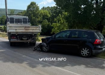 Široki Brijeg: Sudar automobila i kamiona kod škole u Mokrom