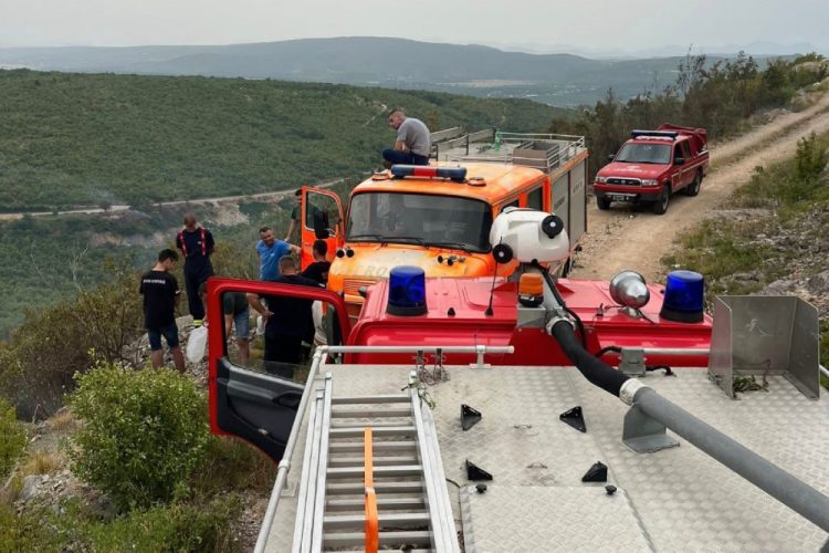 Široki Brijeg: Požar na putu za Donju Britvicu