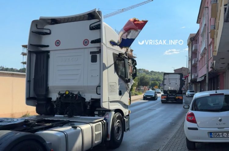 Širokobriješka svadba na kotačima: Mladenci stigli u teretnjaku