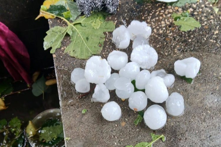 Snažno nevrijeme stiglo u BiH: Tuča oštetila kuće i vozila