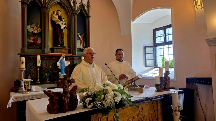 Don Stjepan Lončar proslavio 40 godina svećeništva: “Na svakoj službi bio sam blagoslovljen ljudima punima vjere”