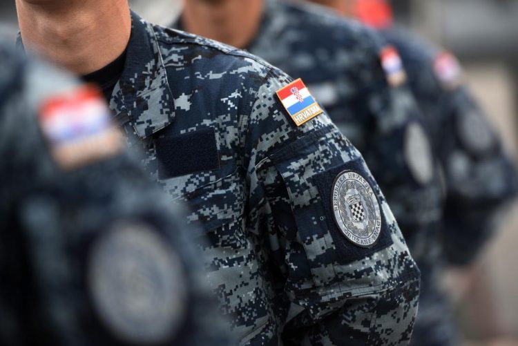 Vojni rok u Hrvatskoj: Služit će se u tri vojarne, plaća 1.100 eura