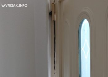 Široki Brijeg:  Zmija na vrhu kućnih vrata iznenadila obitelj u Mokrom